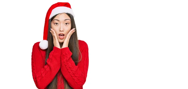 Jovem Chinesa Vestindo Chapéu Natal Com Medo Chocado Surpresa Expressão — Fotografia de Stock