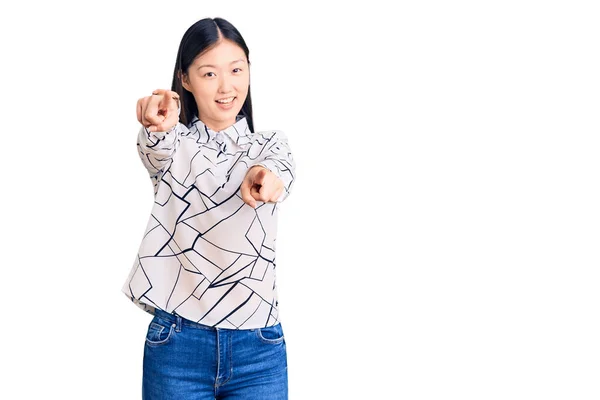 若い美しい中国人女性を着てカジュアルなシャツを指すあなたとカメラで指 笑顔正と陽気な — ストック写真
