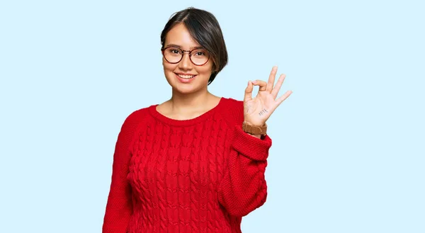 Junge Schöne Hispanische Frau Mit Kurzen Haaren Lässigem Pullover Und — Stockfoto