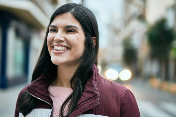 Jong Hispanic Meisje Glimlachen Gelukkig Staan Stad — Stockfoto