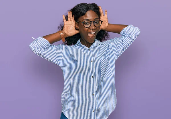 Όμορφη Αφρικανή Νεαρή Γυναίκα Που Φοράει Casual Ρούχα Και Γυαλιά — Φωτογραφία Αρχείου