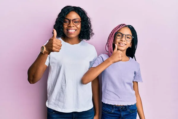 Schöne Afrikanisch Amerikanische Mutter Und Tochter Tragen Lässige Kleidung Und — Stockfoto