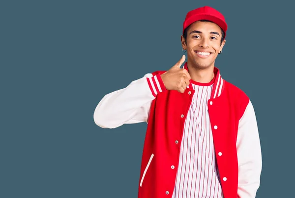 Joven Hombre Amerciano Africano Con Uniforme Béisbol Haciendo Gesto Feliz —  Fotos de Stock