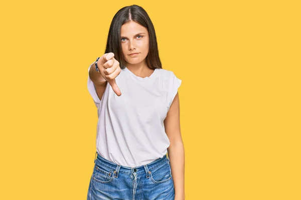 Mulher Caucasiana Jovem Vestindo Camiseta Branca Casual Olhando Infeliz Irritado — Fotografia de Stock