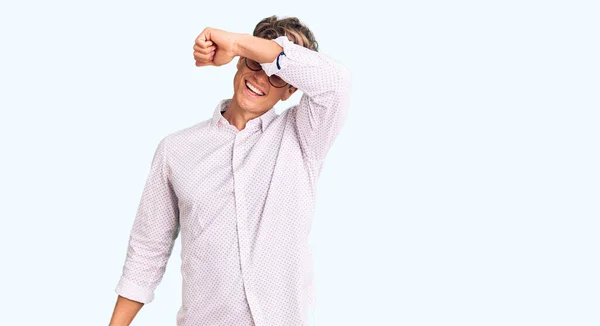 Ung Stilig Man Klädd Affärskläder Och Glasögon Som Täcker Ögonen — Stockfoto