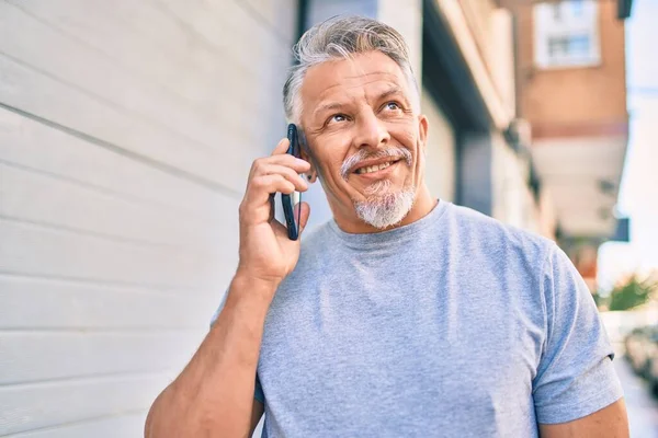 Homem Hispânico Cabelos Grisalhos Meia Idade Sorrindo Feliz Falando Smartphone — Fotografia de Stock