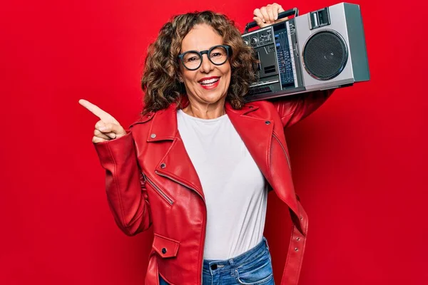 Μέση Ηλικία Μελαχρινή Hipster Γυναίκα Κρατώντας Ρετρό Μουσική Boombox Πάνω — Φωτογραφία Αρχείου