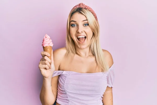 Giovane Donna Caucasica Che Tiene Gelato Celebrando Pazzo Stupito Successo — Foto Stock