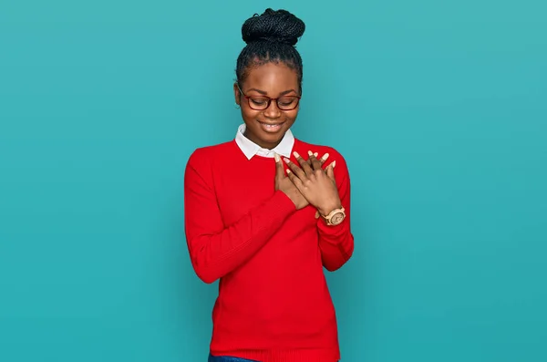 Jovem Afro Americana Vestindo Roupas Casuais Óculos Sorrindo Com Mãos — Fotografia de Stock