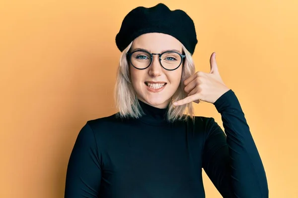 Young Blonde Girl Wearing French Look Beret Smiling Doing Phone — Stock Photo, Image