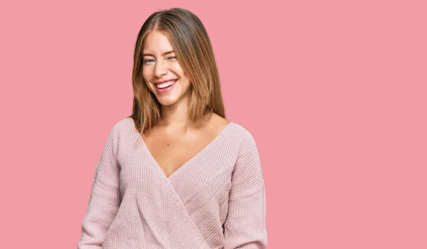 Mooie Blonde Vrouw Dragen Casual Winter Roze Trui Knipogen Naar — Stockfoto