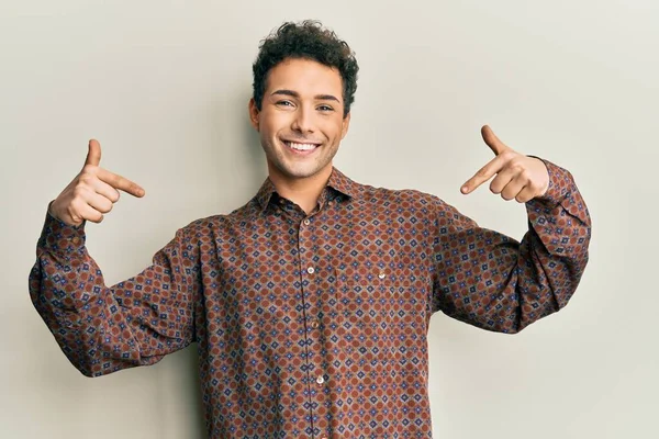 Bonito Homem Hispânico Vestindo Roupas Casuais Parecendo Confiante Com Sorriso — Fotografia de Stock