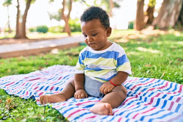 Adorable Niño Afroamericano Sentado Césped Parque — Foto de Stock