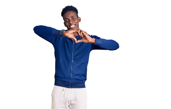 Ung Afrikansk Amerikansk Man Bär Sportkläder Ler Kärlek Gör Hjärta — Stockfoto
