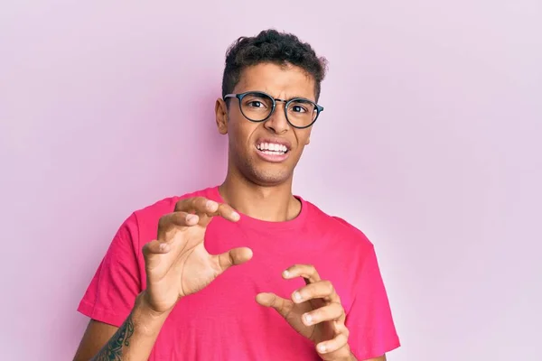 Junge Gutaussehende Afrikanisch Amerikanische Mann Mit Brille Über Rosa Hintergrund — Stockfoto