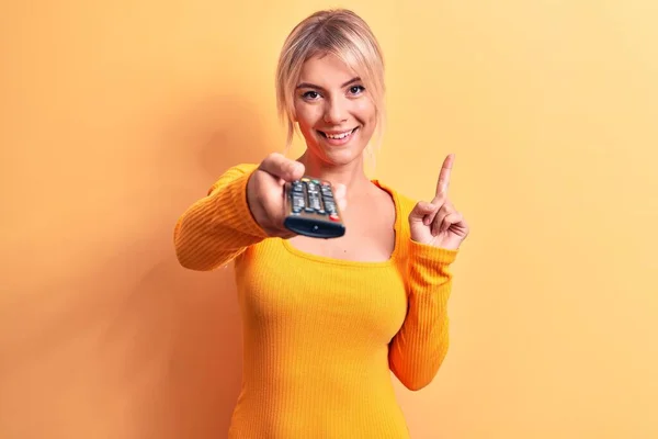 Mulher Loira Mudando Canal Usando Controle Remoto Televisão Sobre Fundo — Fotografia de Stock