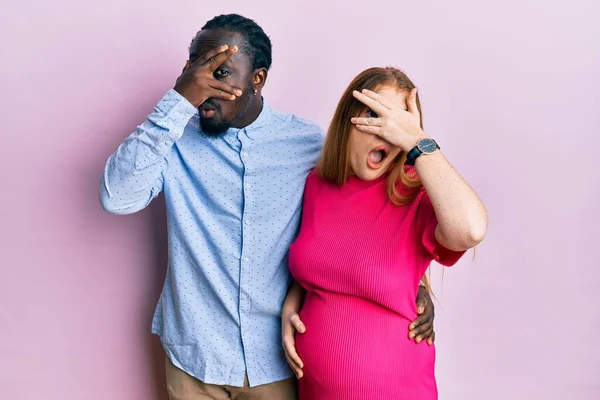 Jovem Casal Interracial Esperando Bebê Tocando Barriga Grávida Espreitando Choque — Fotografia de Stock