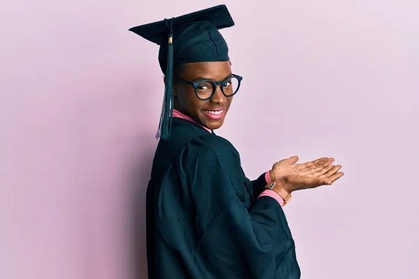 Молода Афроамериканська Дівчина Випускному Капюшоні Обрядовому Одязі Показує Пальми Показують — стокове фото