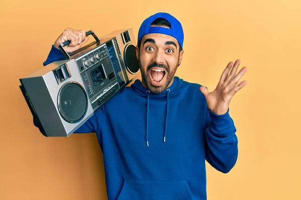 Νεαρός Ισπανός Που Κρατάει Boombox Ακούγοντας Μουσική Γιορτάζει Νίκη Χαρούμενο — Φωτογραφία Αρχείου