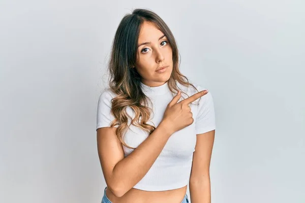 Jovem Morena Vestindo Camiseta Branca Casual Apontando Com Dedo Para — Fotografia de Stock