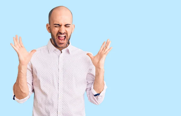 Homem Bonito Jovem Vestindo Camisa Elegante Comemorando Louco Louco Para — Fotografia de Stock