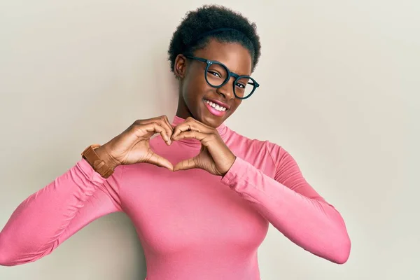 Jong Afrikaans Amerikaans Meisje Draagt Casual Kleding Glazen Glimlachen Liefde — Stockfoto