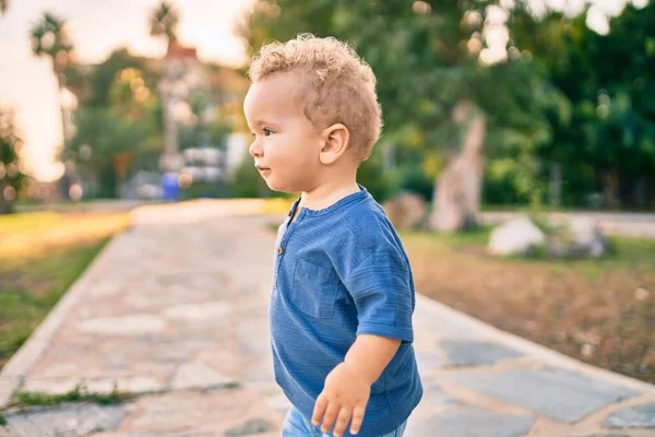 Söt Och Glad Liten Pojke Som Har Roligt Parken Solig — Stockfoto