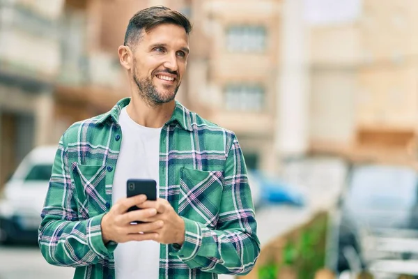 Beyaz Adam Şehirde Akıllı Telefon Kullanarak Mutlu Bir Şekilde Gülümsüyor — Stok fotoğraf