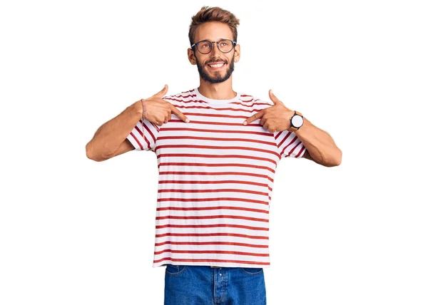 Knappe Blonde Man Met Baard Casual Kleding Bril Zelfverzekerd Kijkend — Stockfoto