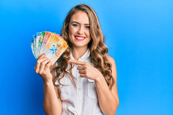 Joven Chica Rubia Sosteniendo Billetes Franco Suizos Sonriendo Feliz Señalando — Foto de Stock