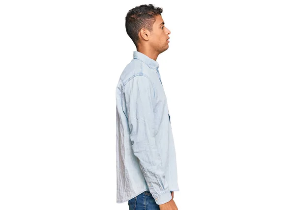 Joven Hombre Afroamericano Guapo Usando Ropa Casual Mirando Lado Pose —  Fotos de Stock