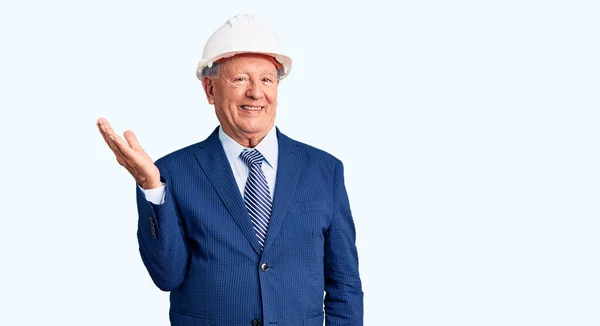 Senior Stilig Gråhårig Man Kostym Och Arkitekt Hardhat Leende Glad — Stockfoto