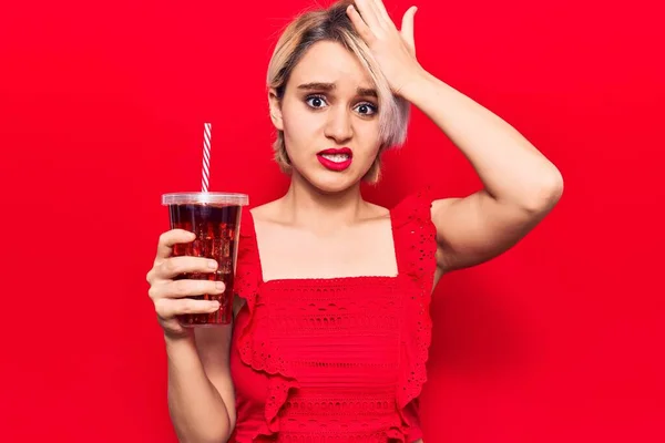 Joven Hermosa Mujer Rubia Bebiendo Vaso Bebida Cola Estresada Frustrada — Foto de Stock