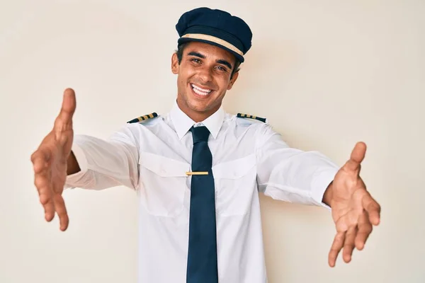 Jovem Hispânico Vestindo Uniforme Piloto Avião Olhando Para Câmera Sorrindo — Fotografia de Stock