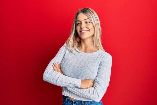 Красивая блондинка в повседневной одежде счастливое лицо улыбается со скрещенными руками, глядя в камеру. позитивный человек. 