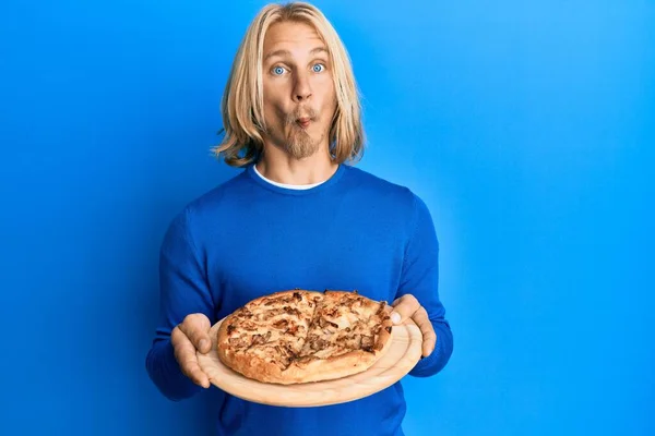 Kaukasische Jongeman Met Lang Haar Die Italiaanse Pizza Maakt Vissengezicht — Stockfoto