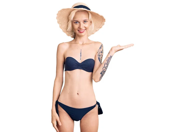 Giovane Donna Bionda Con Tatuaggio Che Indossa Bikini Cappello Estivo — Foto Stock