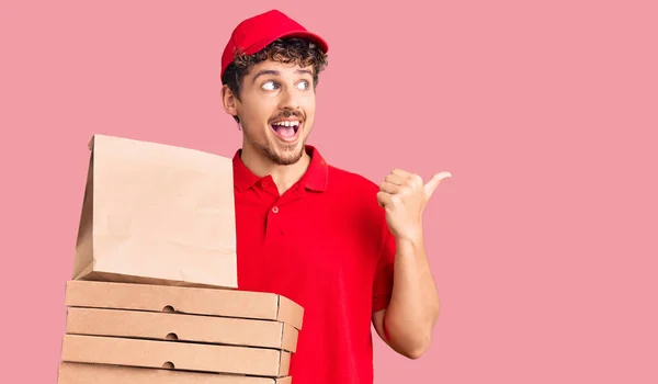 Junger Gutaussehender Mann Mit Lockigem Haar Hält Lieferung Pizzaschachtel Und — Stockfoto