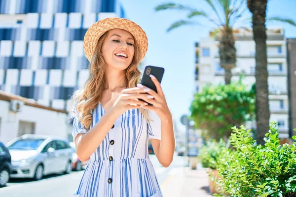 Jonge Mooie Blonde Vrouw Vakantie Met Een Zomerhoed Die Vrolijk — Stockfoto