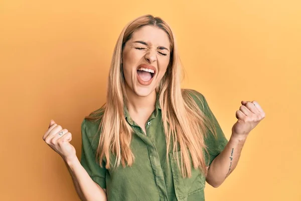 Jonge Blanke Vrouw Draagt Casual Kleding Zeer Gelukkig Opgewonden Doen — Stockfoto