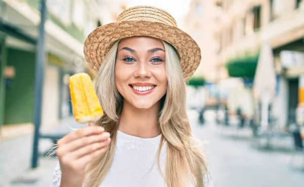 Joven Chica Turista Caucásica Sonriendo Feliz Comiendo Helado Calle Ciudad —  Fotos de Stock