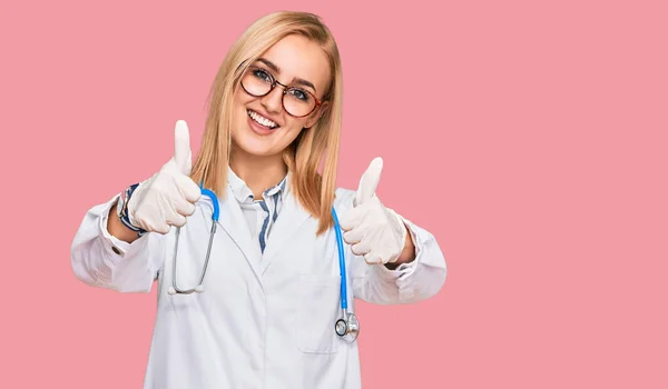 Mulher Branca Bonita Vestindo Uniforme Médico Estetoscópio Aprovando Fazer Gesto — Fotografia de Stock