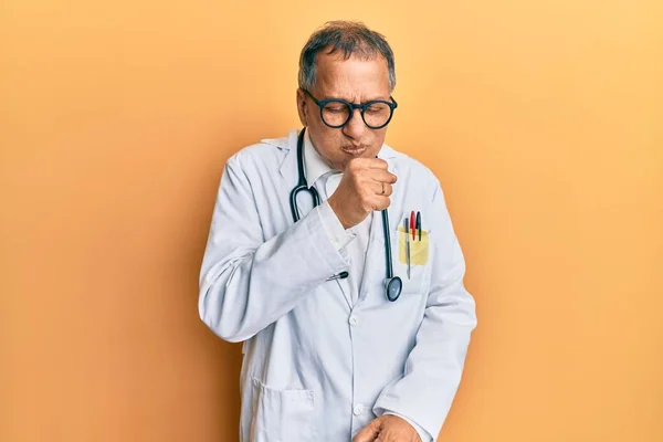 Индийский Мужчина Средних Лет Медицинском Халате Стетоскопе Чувствует Себя Нездоровым — стоковое фото