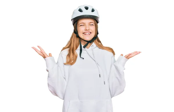 Bela Jovem Caucasiana Vestindo Capacete Bicicleta Celebrando Louco Louco Para — Fotografia de Stock