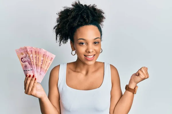 Chica Afroamericana Joven Sosteniendo Billetes Tailandeses Baht Gritando Orgulloso Celebrando — Foto de Stock