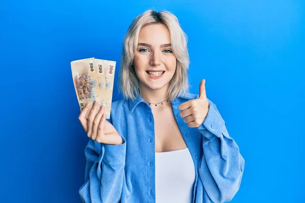 Mladá Blondýnka Drží Nové Taiwan Dolarů Bankovky Úsměvem Šťastný Pozitivní — Stock fotografie