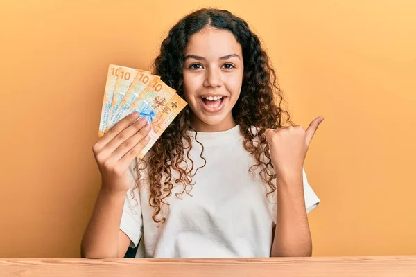 Adolescente Hispânico Menina Segurando Notas Franco Suíço Apontando Polegar Para — Fotografia de Stock