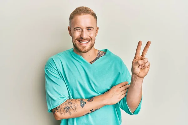 Jonge Blanke Man Casual Kleren Glimlachend Met Een Vrolijk Gezicht — Stockfoto