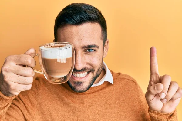 Joven Hombre Hispano Sosteniendo Una Taza Café Sobre Ojo Sonriendo — Foto de Stock