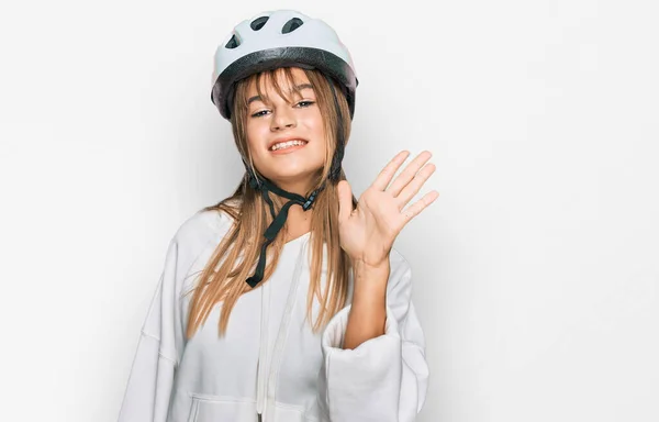 Kaukasisches Teenager Mädchen Mit Fahrradhelm Zeigt Mit Finger Nummer Fünf — Stockfoto